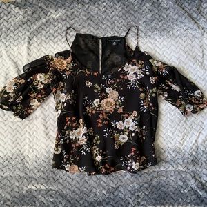 3/$20!! Super cute Floral top